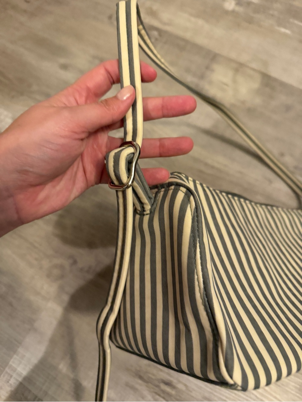 BAGGU Nylon Loaf Bag in Sage Stripe - Picture 3 of 6